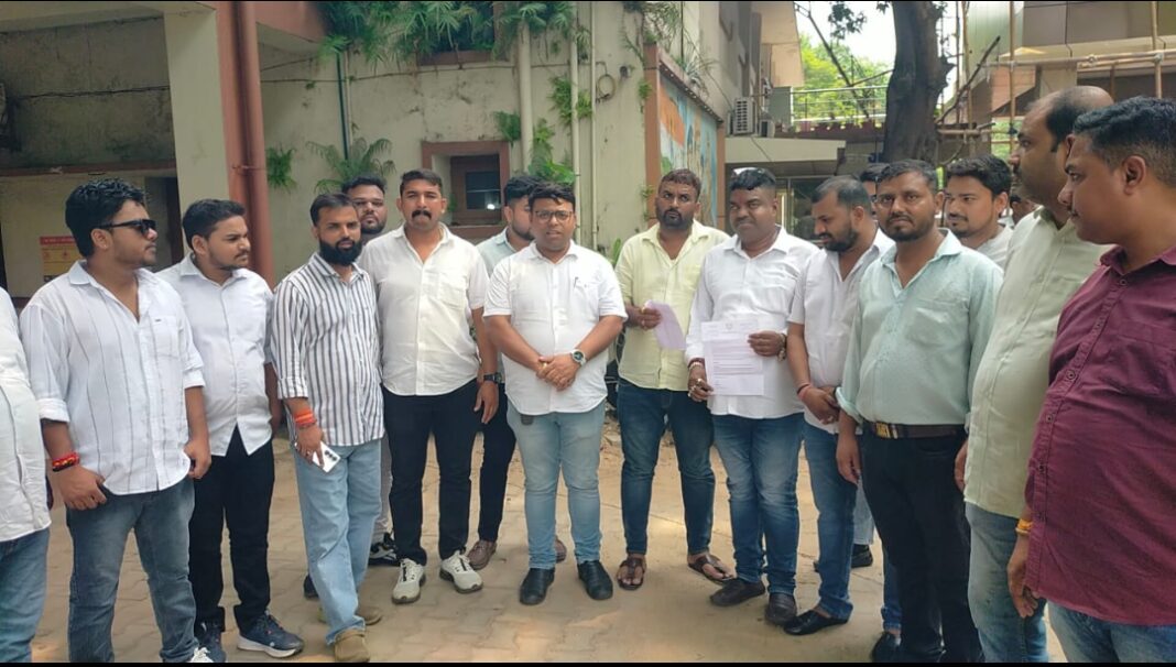 भाजयुमो ने यातायात पुलिस के व्यवहार में सुधार की मांग को लेकर एसएसपी को सौंपा पत्र