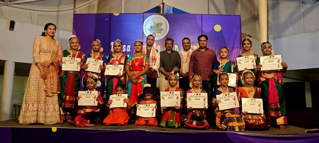 कलाकारों ने भरतनाट्यम नृत्य से दर्शकों को किया मंत्रमुग्ध