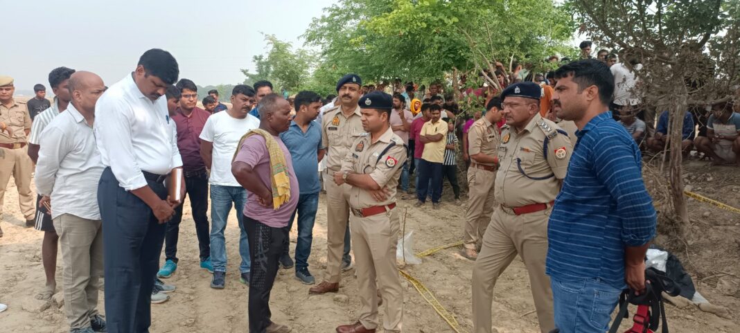 देवरिया: खेत में युवक का शव मिलने से सनसनी, हत्या की आशंका पर जांच में जुटी पुलिस