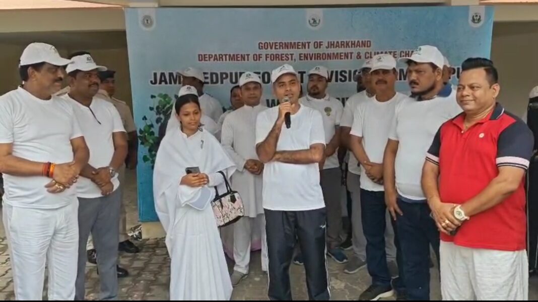 तेज रफ्तार कार ने बाइक में मारी टक्कर, बाप-बेटी की मौत