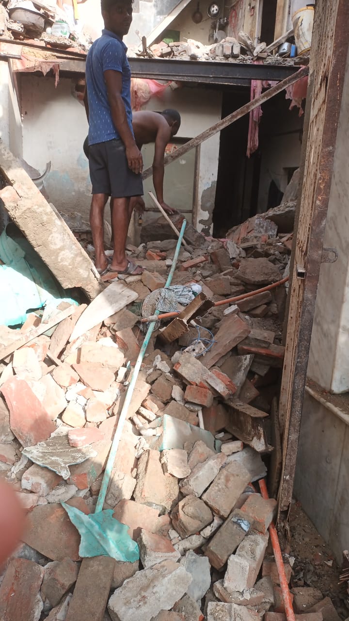इमारत की छत गिरने से बच्चा दबा, दर्दनाक मौत
