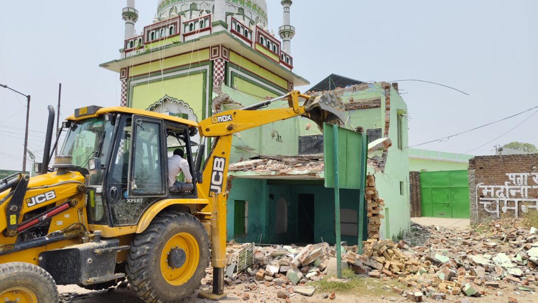 संभल: मस्जिद के अवैध हिस्से को मुस्लिम समाज के लोगों ने तोड़ा