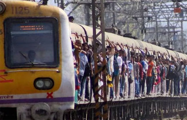 ठाणे में चलती लोकल ट्रेन से गिरकर 6 यात्रियों की मौत, 7 घायल