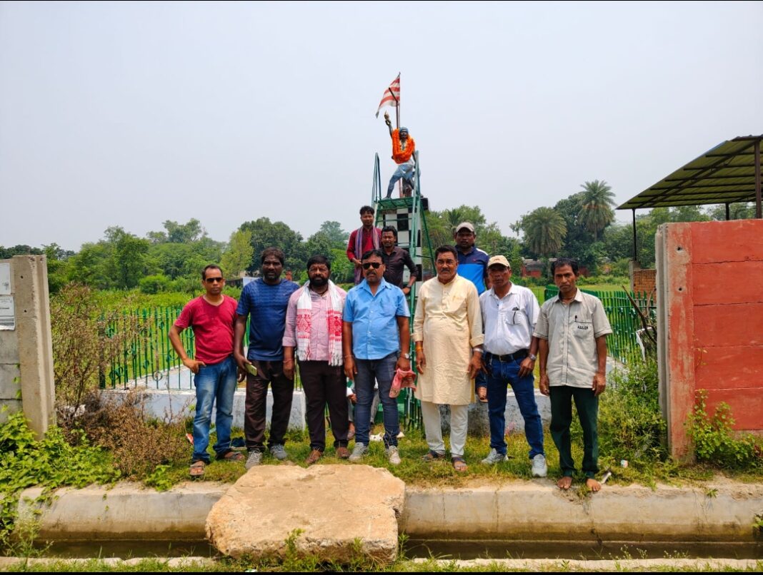 बिरसा मुंडा शहादत दिवस: चक्रधरपुर में आदिवासी युवा मित्र मंडल ने दी श्रद्धांजलि
