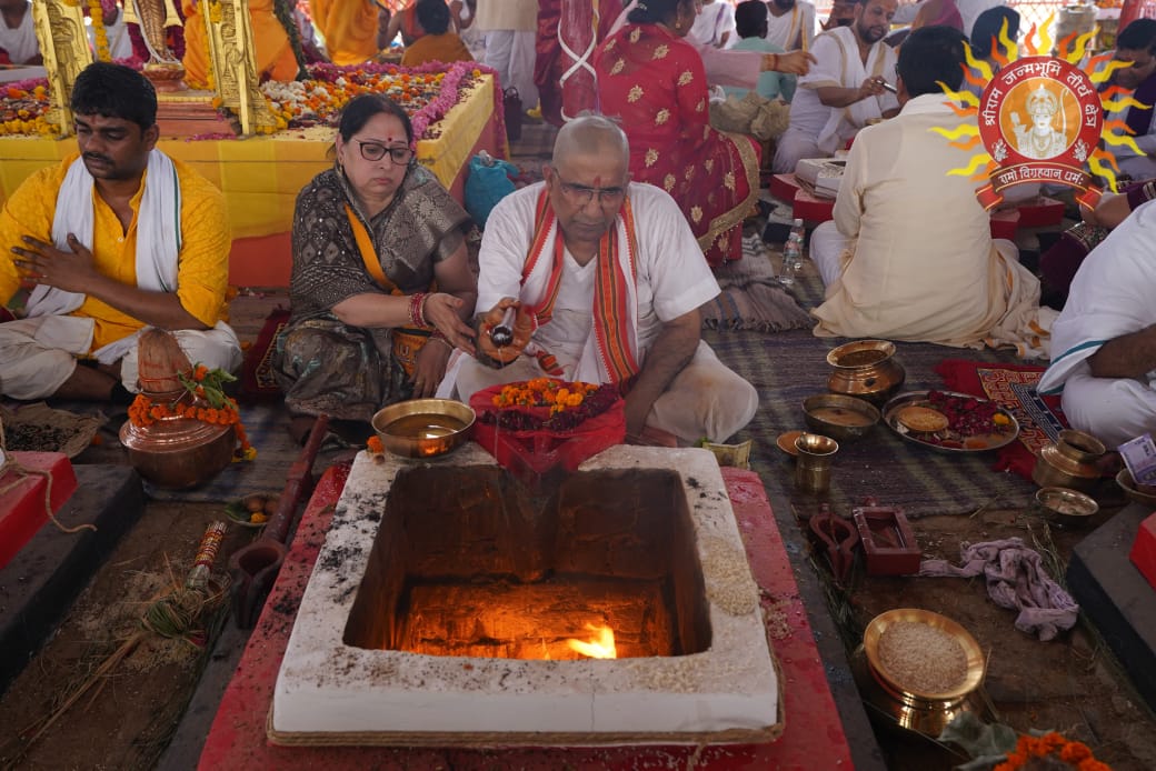 जन्मभूमि मंदिर में राजा राम दरबार व अन्य मूर्तियों की प्राण प्रतिष्ठा का चल रहा अनुष्ठान