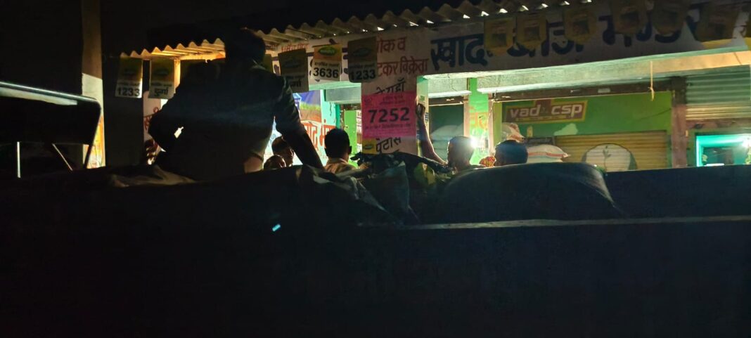 औरैया में खाद की कालाबाजारी का वीडियो वायरल, कृषि विभाग ने जांच शुरू की