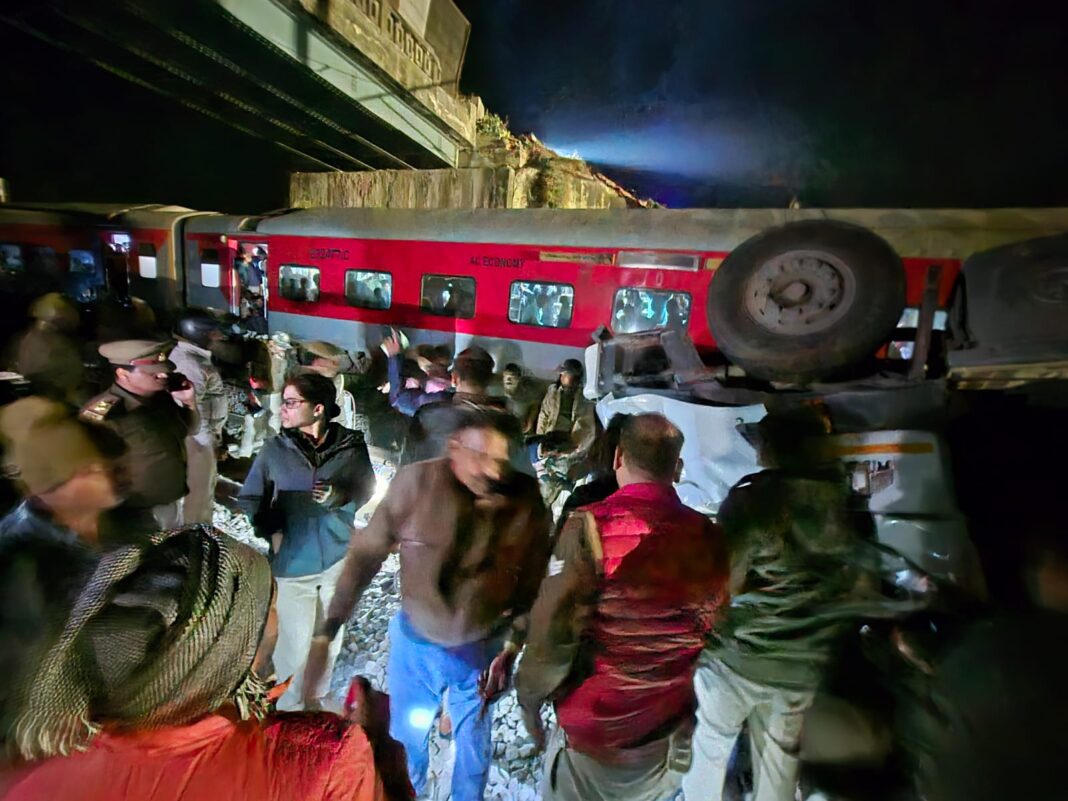 बाराबंकी में ओवरब्रिज से गिरा प्लाईवुड लदा डंपर, ड्राइवर गंभीर; कई ट्रेनें घंटों रोकी गईं