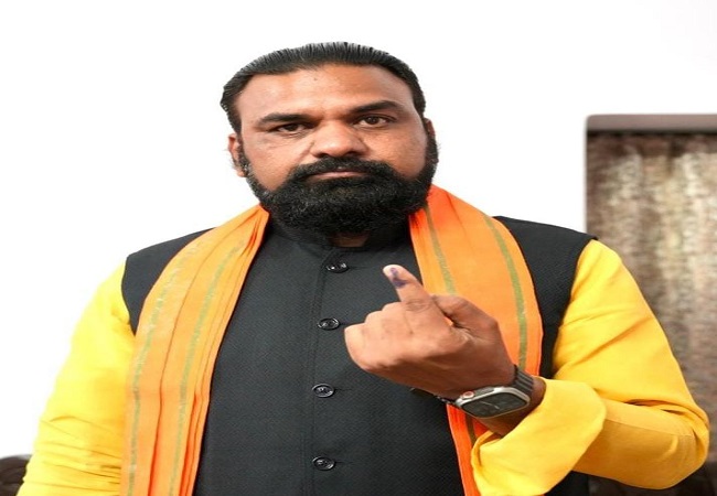 सम्राट चौधरी ने मतदान किया: जनता से अपील – लोकतंत्र के महापर्व में बढ़-चढ़कर वोट डालें