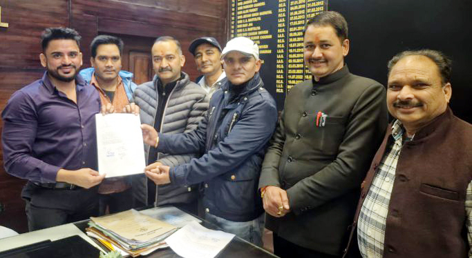 मल्ला कृष्णापुर में महीनों से पेयजल संकट, समाधान की मांग पर भाजपाइयों ने डीएम को भेजा ज्ञापन