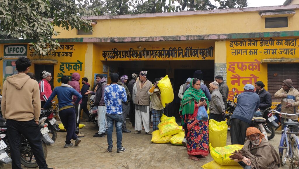 खाद की कालाबाजारी पर केंद्र की कड़ी कार्रवाई: देशभर में 3.17 लाख छापेमारी, 3,645 लाइसेंस रद्द, 418 FIR दर्ज