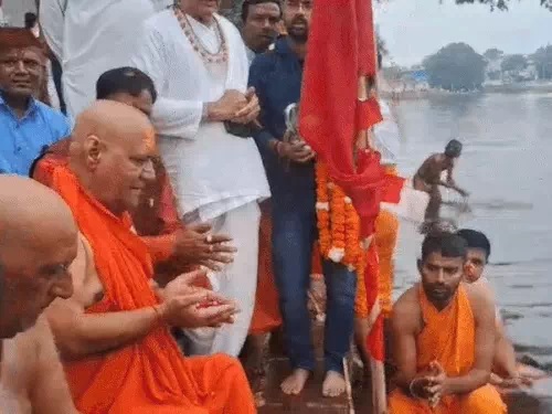 पुष्कर मेला 2025: ब्रह्म चतुर्दशी पर संतों का शाही स्नान, वैदिक मंत्रों से गूंजा सरोवर तट