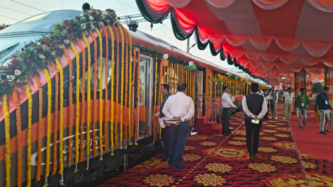 बनारस रेलवे स्टेशन एयरपोर्ट जैसा चमका! नया लुक लोगों को कर रहा है आकर्षित