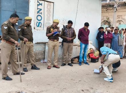 प्रयागराज में सनसनी! अटाला मोहल्ले में धारदार हथियार से अधेड़ की हत्या, आरोपी फरार