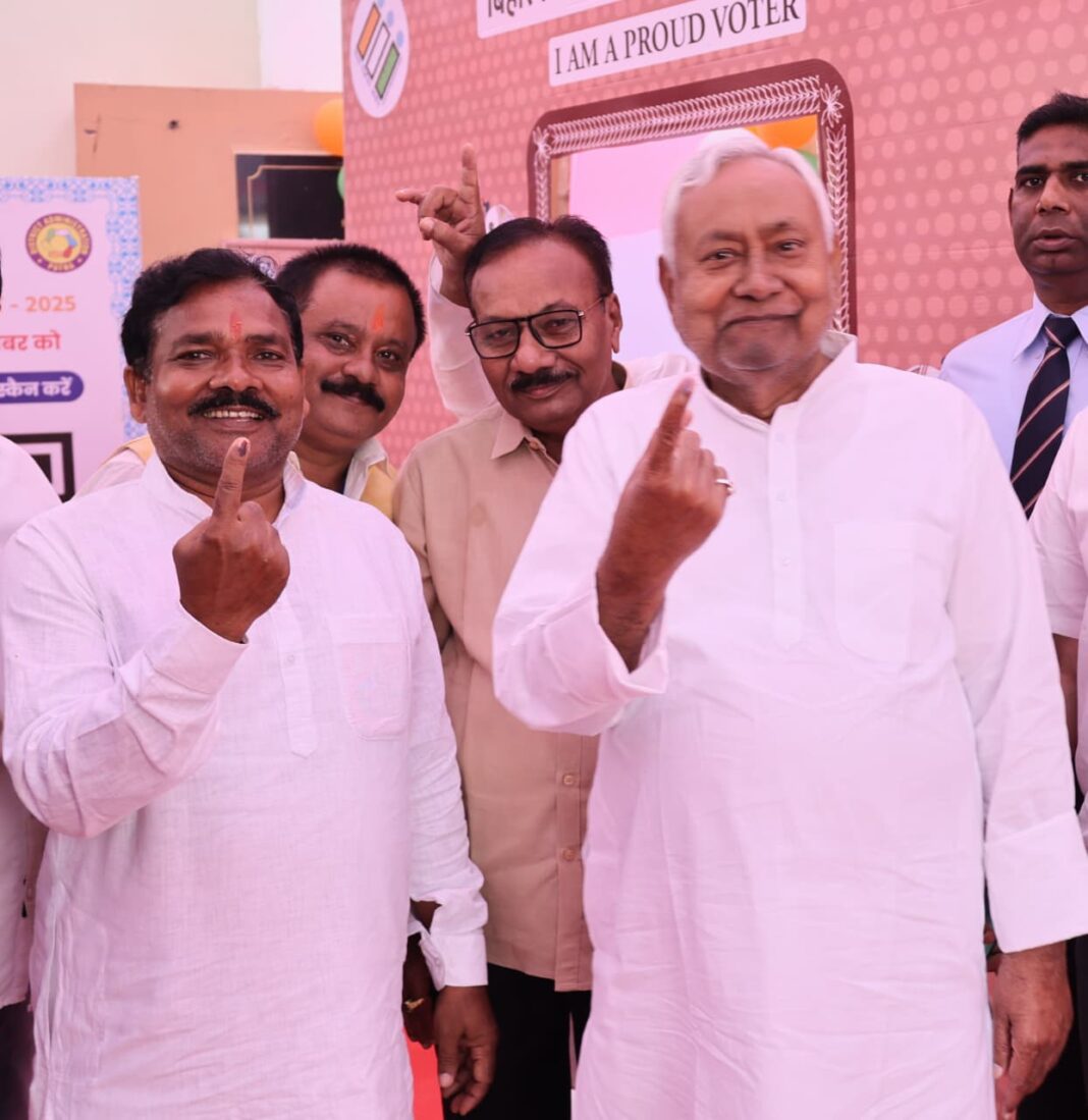 नीतीश कुमार बोले – लोकतंत्र अधिकार ही नहीं, दायित्व भी है! पहले मतदान फिर जलपान