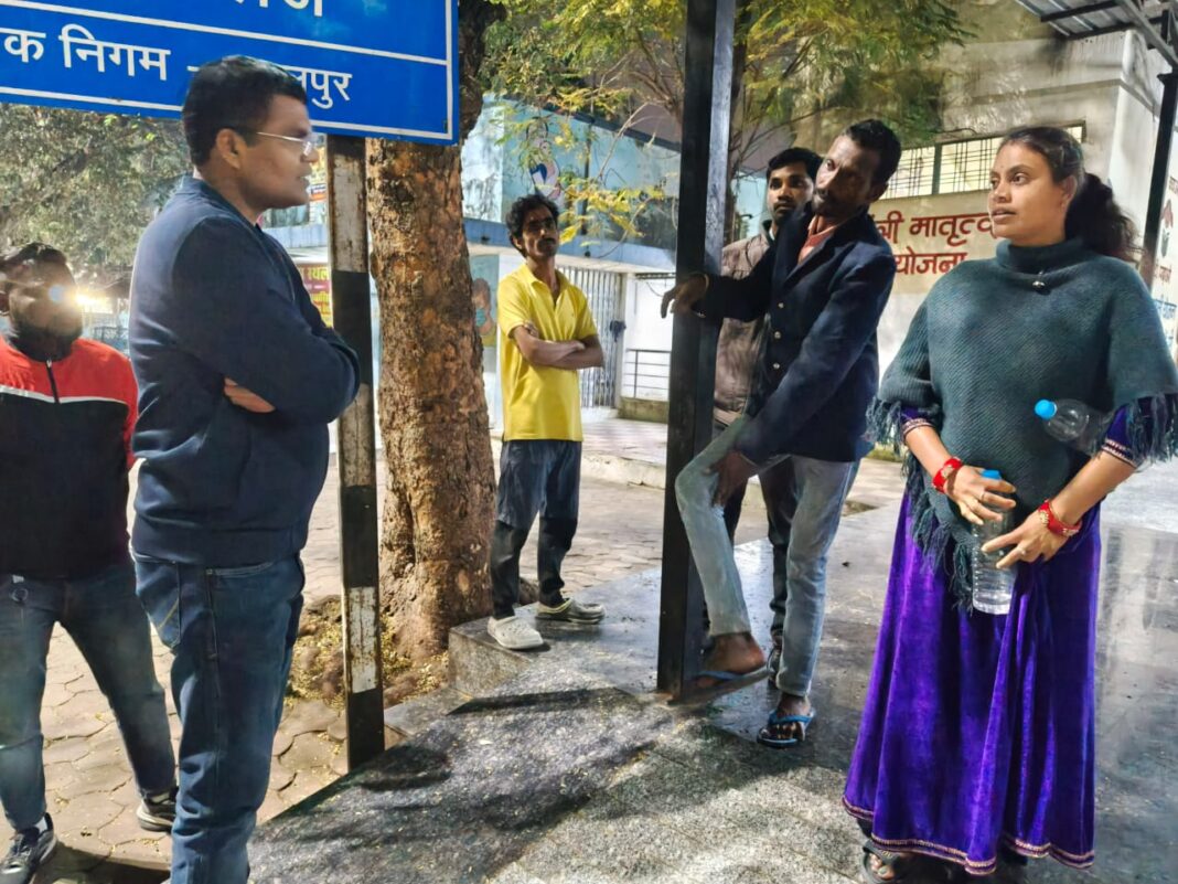 जबलपुर: देर रात मेडिकल रैन बसेरा का औचक निरीक्षण, निगमायुक्त ने निराश्रितों से जाना हाल