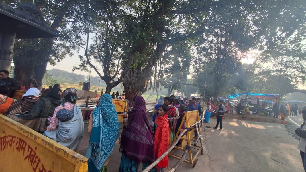 शनिदेव के दरबार में आस्था का सैलाब! दो पुत्रों वाली माताओं की विशेष पूजा से मंदिर परिसर भर गया