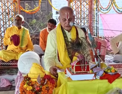 गोवर्धन लीला से लेकर रुक्मिणी विवाह तक — श्रीकृष्ण कथा के दिव्य प्रसंगों में डूबे श्रद्धालु
