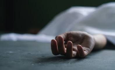 पूर्व मेदिनीपुर में गृहिणी की संदिग्ध मौत: चार साल के बच्चे के सामने फंदे से झूलती मिली महिला