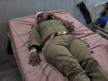 तेज रफ्तार ट्रक ने बाइक सवार पुलिसकर्मियों को टक्कर मारी, एसआई को प्रयागराज रेफर