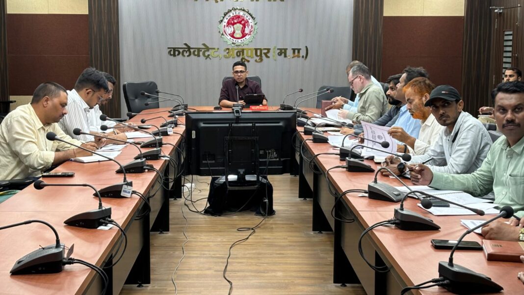 अनूपपुर कलेक्टर ने दिए निर्देश — रुके व प्रगतिरत कार्यों में लाएं तेजी, शीघ्र करें पूर्ण