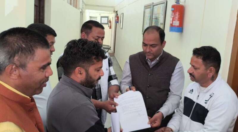 छात्रा से छेड़छाड़ के बाद चंपावत में तनाव: व्यापारी और भाजपा कार्यकर्ताओं ने उठाई सख्त कार्रवाई की मांग