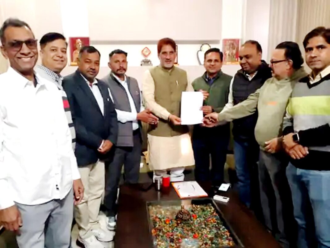 टोਹाना में बंद सात ट्रेनों को फिर शुरू करने की मांग तेज, सांसद बराला को सौंपा गया ज्ञापन