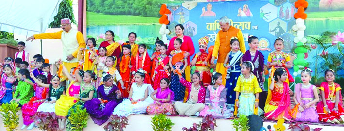 गायत्री विद्यापीठ वार्षिकोत्सव का राष्ट्रभक्ति गीत से शुभारंभ, नौनिहालों ने प्रस्तुत किया उमंग भरा प्रदर्शन