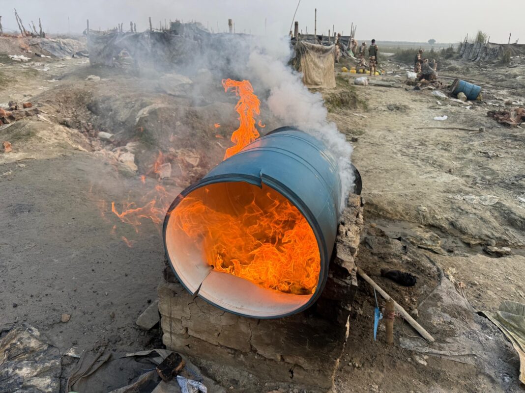 सारण पुलिस का अवैध शराब कारोबार पर बड़ा प्रहार, सात गिरफ्तार; 59 भट्ठियाँ ध्वस्त