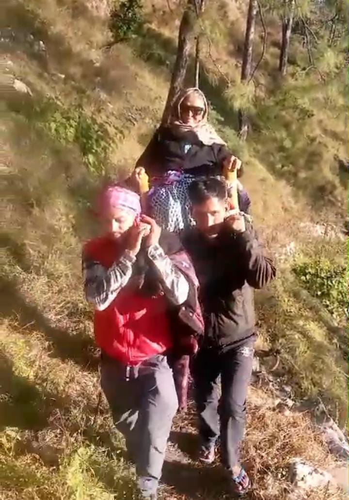 बीमार बुजुर्ग को डोली में 5 किमी ले जाना पड़ा, ग्रामीणों ने सड़क निर्माण की उठाई जोरदार मांग