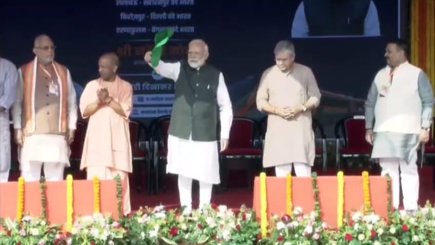 वाराणसी को मिली 8वीं वंदे भारत! पीएम मोदी ने दिखाई हरी झंडी, यात्रियों में उत्साह बढ़ा