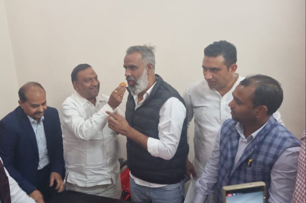 बिहार चुनाव में एनडीए की जीत पर पलवल और होडल में जश्न, लड्डू बांटकर खुशी मनाई