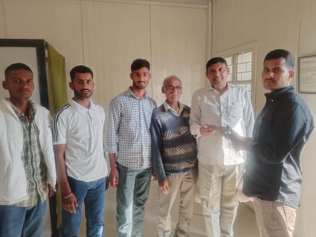 डिमार्ट में मिला पुलिसकर्मी का खोया फोन, चार प्रतियोगी छात्रों ने दिखाई ईमानदारी