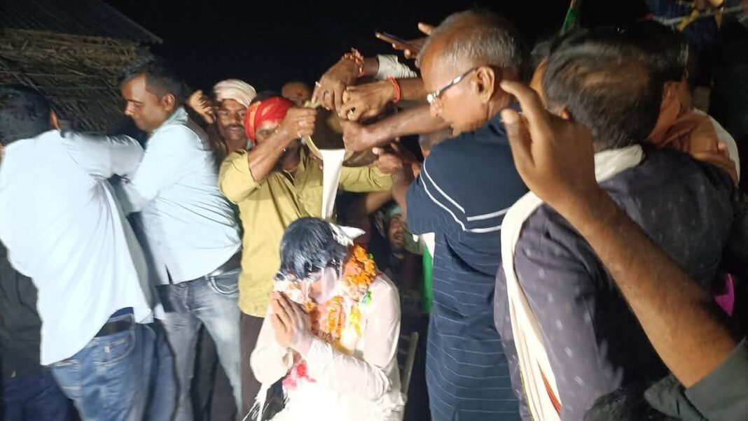 नरपतगंज में अद्भुत नज़ारा! समर्थकों ने राजद प्रत्याशी मनीष यादव को दूध से नहलाया