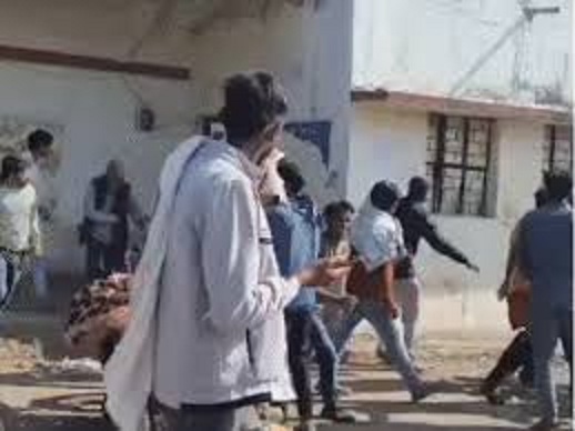 अशोकनगर में खाद टोकन को लेकर हंगामा, किसानों ने ऑफिस में की तोड़फोड़ और पथराव