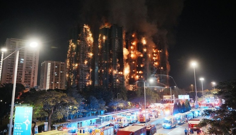 हांगकांग में 8 आवासीय इमारतों में भीषण आग: अब तक 44 की मौत, बिल्डर कंपनी के 3 अधिकारी गिरफ्तार