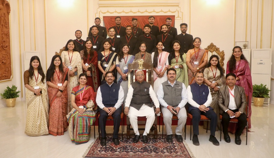 खोजिए राज्यपाल पटेल द्वारा अधिकारियों को दिए गए जीवन, सेवा और नेतृत्व के महत्वपूर्ण संदेश