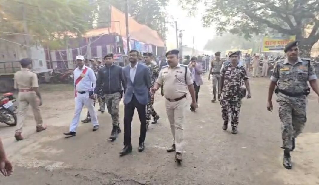 अररिया: त्रि-स्तरीय सुरक्षा में कृषि उत्पादन बाजार समिति प्रांगण में मतगणना शुरू