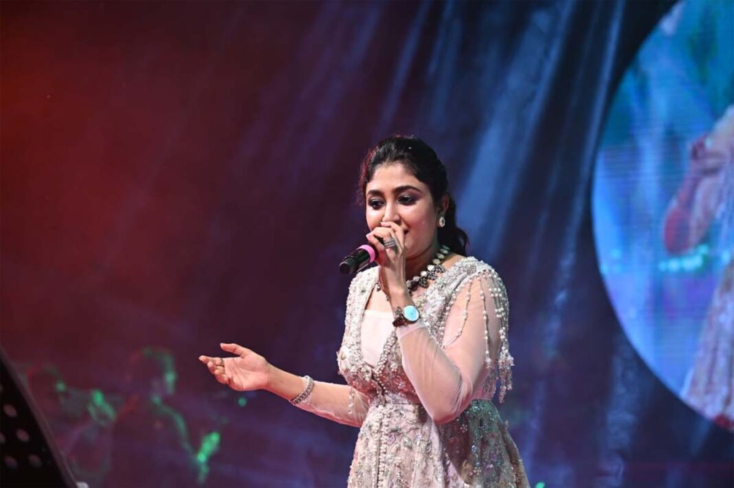 रजत महोत्सव में छत्तीसगढ़ की माटी गूंजी सुरों से, भूमि त्रिवेदी और ऊषा बारले ने रच दिया जादू