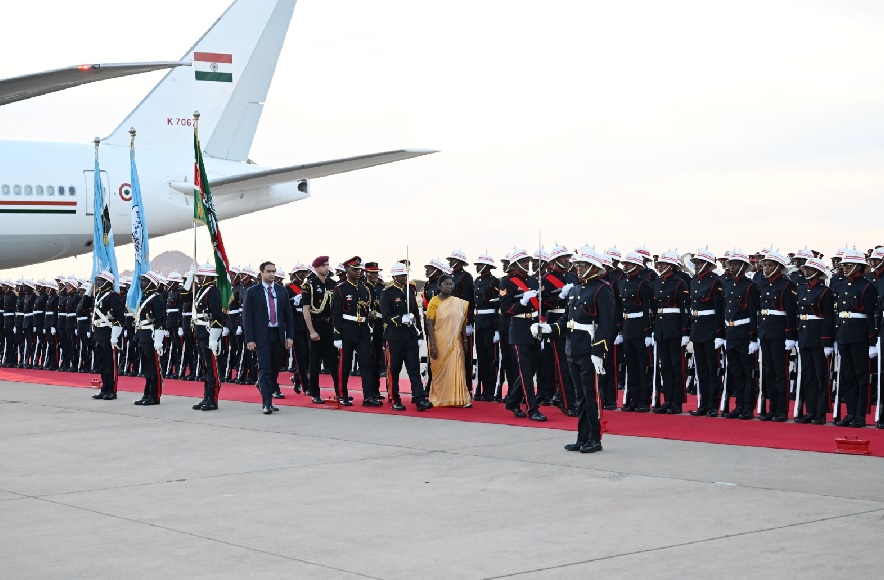 राष्ट्रपति द्रौपदी मुर्मु को बोत्सवाना में मिला गार्ड ऑफ ऑनर, भारत-बोत्सवाना संबंधों में नए अध्याय की शुरुआत