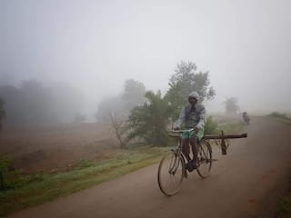 बलरामपुर में बढ़ी ठंड! सर्द हवाओं ने बढ़ाई ठिठुरन, दिन में भी नहीं मिली राहत