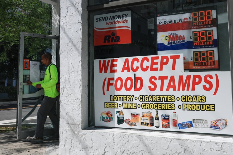 अमेरिका में संकट गहराया! सुप्रीम कोर्ट ने ट्रंप सरकार को SNAP कटौती की अस्थायी छूट दी