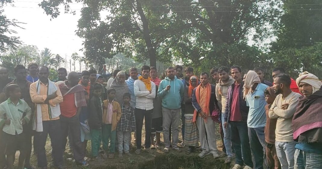 अवैध बालू लोड ट्रैक्टर ने ली मजदूर की जान! चक्के के नीचे दबा, शव नाले में फेंका गया