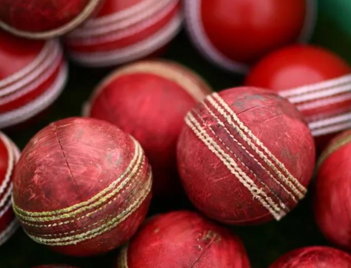 2026 से फिर दिखेगी इंग्लिश काउंटी में ड्यूक बॉल! ECB ने कूकाबुरा प्रयोग को किया खत्म