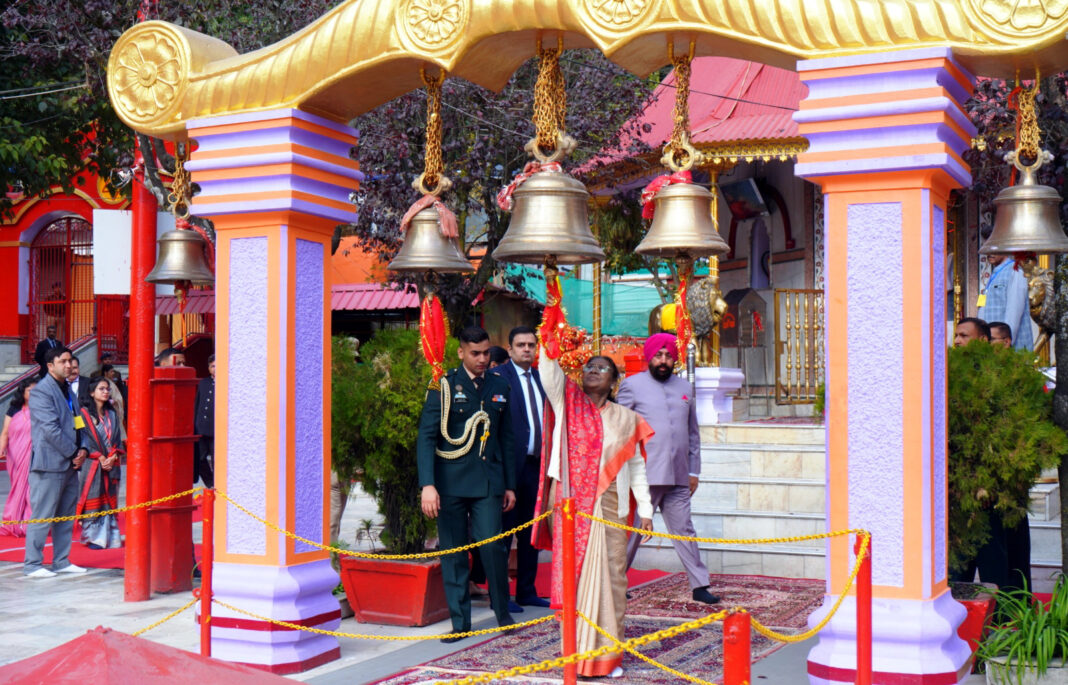 राष्ट्रपति द्रौपदी मुर्मु ने नैनीताल स्थित श्री मां नयना देवी मंदिर में की पूजा-अर्चना