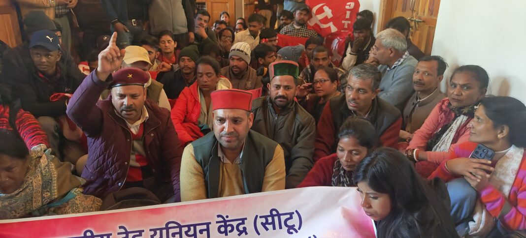 शिमला में तहबाजारी यूनियन का प्रदर्शन, नगर निगम से मांगों को लेकर अनिश्चितकालीन हड़ताल