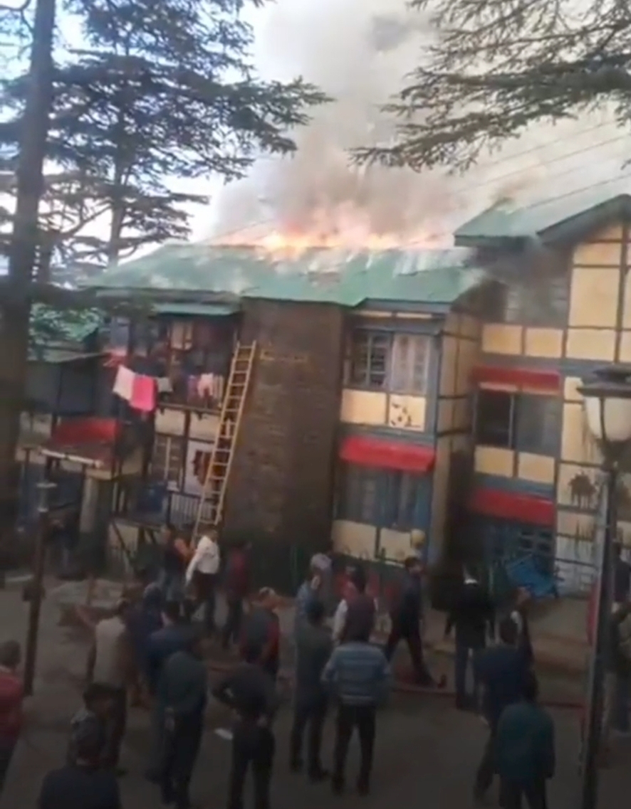 शिमला में सरकारी क्वार्टरों में भीषण आग, आठ दमकल वाहन मौके पर – लाखों के नुकसान की आशंका