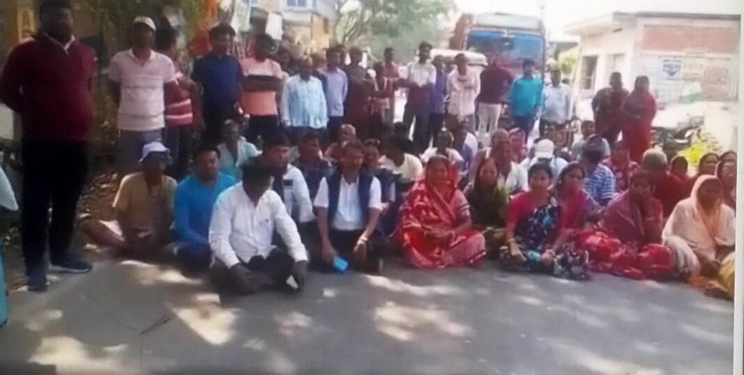 सांसद देव के अधूरे वादे पर भड़के ग्रामीण, घाटाल में सड़क सुधार की मांग को लेकर पथावरोध