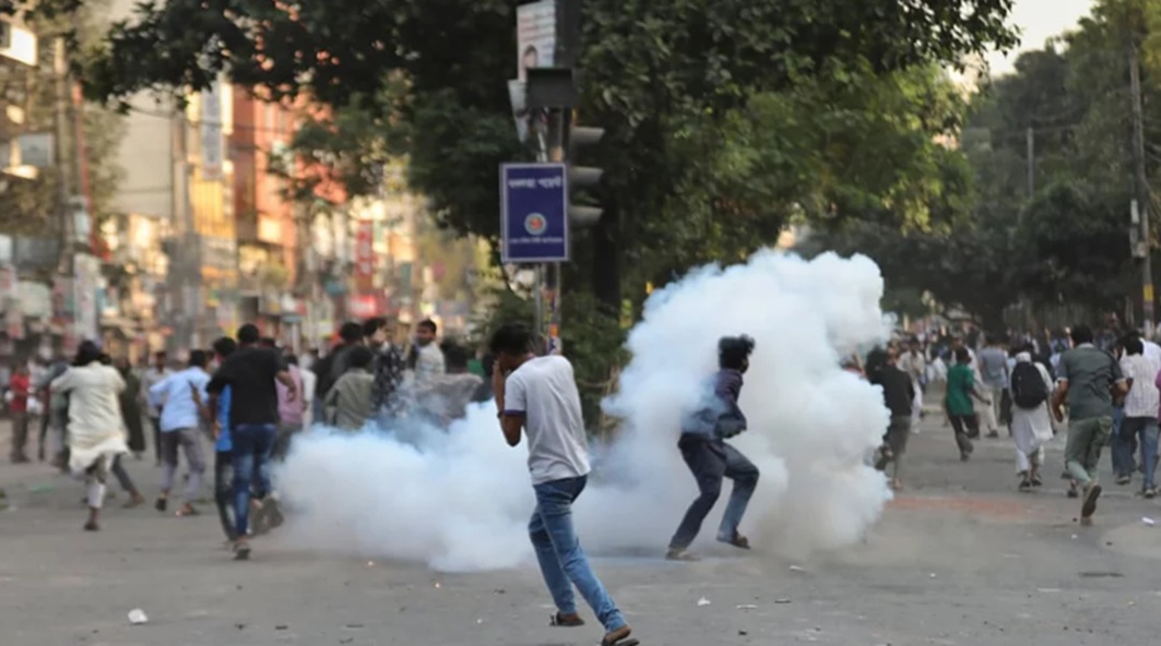 बांग्लादेश में हसीना को मौत की सजा के बाद बेकाबू हिंसा, ढाका में सेना तैनात!