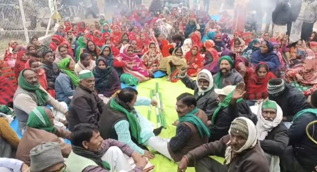 किसान पंचायत में अफसर न पहुंचे तो भड़का आक्रोश, सोहावल तहसील के सभी गेट किए बंद