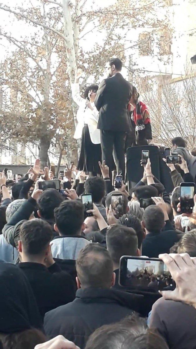 नोबेल शांति पुरस्कार विजेता नरगिस मोहम्मदी फिर गिरफ्तार, मशहद में शोकसभा के दौरान हिरासत